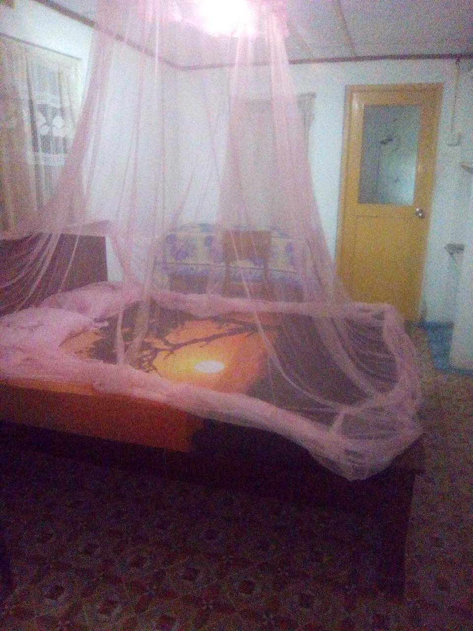Thevindu Guest & Redmud Resturent Banduramulla Pokoj fotografie