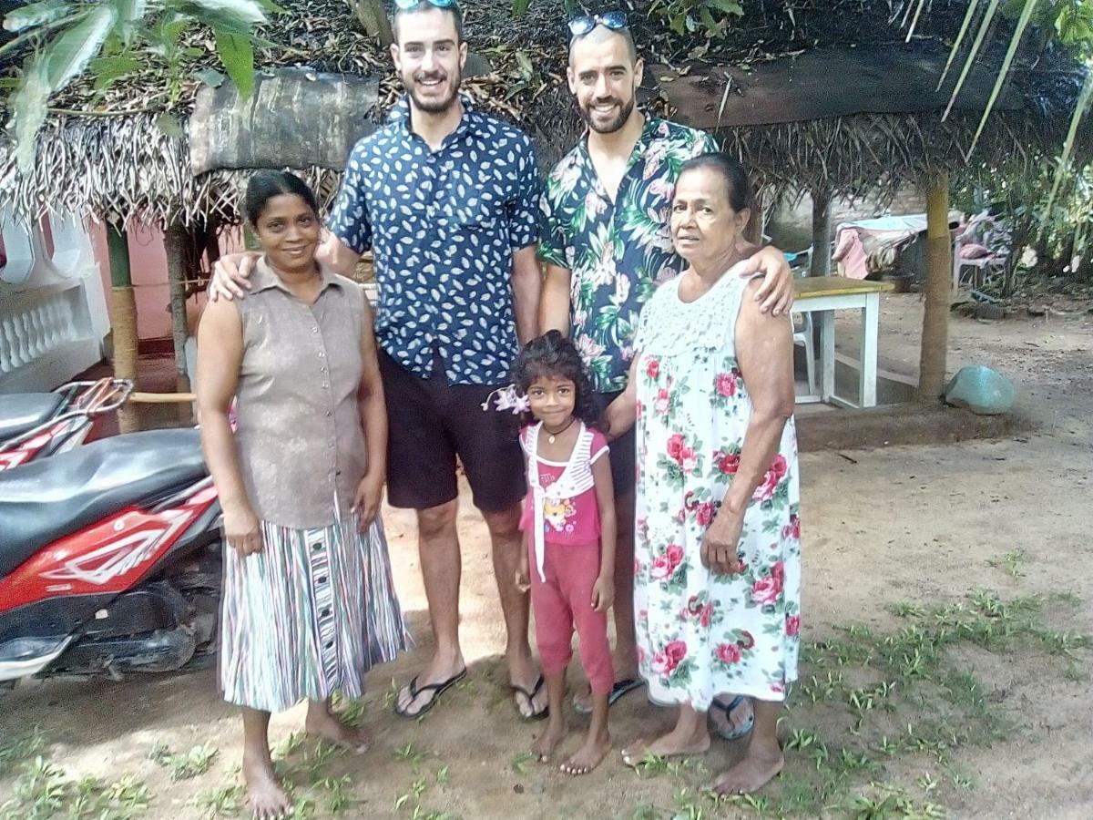 Thevindu Guest & Redmud Resturent Banduramulla Exteriér fotografie