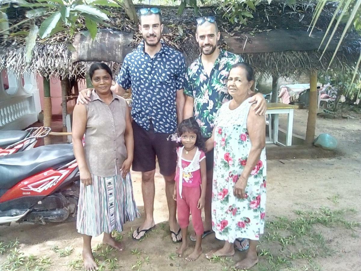 Thevindu Guest & Redmud Resturent Banduramulla Exteriér fotografie